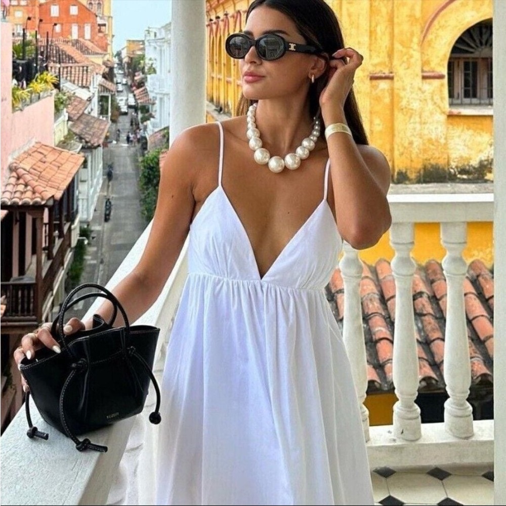 Elegant White V-Neck Spaghetti Strap Dress